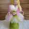 Handgefertigte Rosenfee aus Märchenwolle – romantische Filzfigur für florale Dekoration, Jahreszeitentisch & Geschenk für Blumenliebhaber.