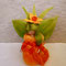 Frühlingsfee aus Filz in Gelb und Orange mit grünen Flügeln, handgefertigte Narzissen Fee als gefilzte blumendekoration für jahreszeitentisch frühling und Osterdekoration.