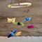 Babymobile mit gefilzten Schmetterlingen – liebevolles Geschenk zur Geburt oder Babyparty. Ideal für Wiege, Wickeltisch, Stubenwagen und Kinderzimmer.
