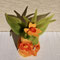 Frühlingsfee aus Filz in Gelb und Orange mit grünen Flügeln, handgefertigte Narzissen Fee als gefilzte blumendekoration für jahreszeitentisch frühling und Osterdekoration.