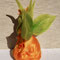 Frühlingsfee aus Filz in Gelb und Orange mit grünen Flügeln, handgefertigte Narzissen Fee als gefilzte blumendekoration für jahreszeitentisch frühling und Osterdekoration.