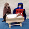 Handgemachte Weihnachtskrippe aus Filz mit Maria und Josef. Waldorfkrippe als schlichte Weihnachtsdeko mit liebevoll gefertigten Krippenfiguren aus Filz.