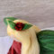 Rosenfee aus Filz mit rotem Blütenkleid und grünen Flügeln, handgefertigte blumenfee als romantische tischdekoration, blumendekoration und geschenk zum muttertag oder valentinstag.