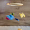 Babymobile mit gefilzten Schmetterlingen – liebevolles Geschenk zur Geburt oder Babyparty. Ideal für Wiege, Wickeltisch, Stubenwagen und Kinderzimmer.