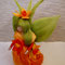 Frühlingsfee aus Filz in Gelb und Orange mit grünen Flügeln, handgefertigte Narzissen Fee als gefilzte blumendekoration für jahreszeitentisch frühling und Osterdekoration.