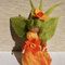 Frühlingsfee aus Filz in Gelb und Orange mit grünen Flügeln, handgefertigte Narzissen Fee als gefilzte blumendekoration für jahreszeitentisch frühling und Osterdekoration.