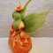 Frühlingsfee aus Filz in Gelb und Orange mit grünen Flügeln, handgefertigte Narzissen Fee als gefilzte blumendekoration für jahreszeitentisch frühling und Osterdekoration.