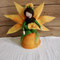 Handgefertigte Sonnenblumenfee aus Märchenwolle – leuchtende Sommerfee für Jahreszeitentisch, Wohnzimmer, Sommerdekoration und als Geschenk zum Muttertag.