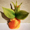 Frühlingsfee aus Filz in Gelb und Orange mit grünen Flügeln, handgefertigte Narzissen Fee als gefilzte blumendekoration für jahreszeitentisch frühling und Osterdekoration.