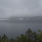 Wolken hängen tief über dem Fjord