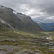 Die Gebirgsstraßen Strynefjellsvegen führt wieder ins Tal