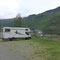 In Flåm stehen wir auf dem einzigen Campingplatz - Im Hintergrund des heutige Kreuzfahrtschiff