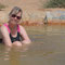 Andrea traut sich als erste ins warme Wasser