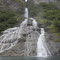 Der mächtige Wasserfall ‘Friaren” stürzt tosend in den Geirangerfjord