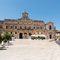 Rathaus von Ostuni, rechts die Kirche San Francesco d'Assisi