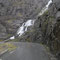 Die Passstraße am Trollstigen führt nahe an einem Wasserfall vorbei