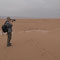 Fotograf bei der Arbeit im Sand