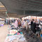 Kleidung und Haushaltswaren auf dem Souk in Guelmim