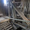 Die Drehbewegung des Holzrades wird über Gestänge ins benachbarte Gebäude übertragen und treibt dort die Pumpe zur Entwässerung der Mine an. Ein regelmäßiger Glockenton signalisiert die Funktion der Pumpe