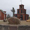 Denkmal des Bergmanns vor den Betriebsgebäuden des ehemaligen Bergwerks