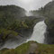 Wir wandern auf einem schmalen Pfad hoch zum Låtefossen