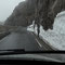 Massive Schneereste säumen die Straße