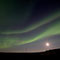 Mystische Polarlichter am Eismeer mit Vollmond