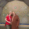 Andrea und Najib an einem traditionellen, restaurierten Brunnen