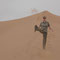 Der Sand wird übermütig zum Fliegen gebracht