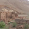 Eine weitgehend verfallene Kasbah aus Lehm in Tamtetoucht