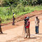 Intensive Arbeit an einer Straßenbaustelle in Kenia