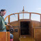 Der Betreiber des Campingplatzes bringt uns mit dem historischen Holzboot Elvira zur Altstadt von Riga 