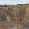 Blick über die Grube von Falun zu den Betriebshäusern der Creutz Mine