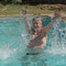 Fröhliches Spritzen im Pool