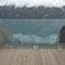 Nur durch eine Glasscheibe getrennt stehen wir hier 650 Meter über dem Fjord