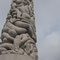 Figuren an der Basis des Monolitten