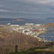 Blick auf Kirkenes, im Hafen liegt das Schiff der Hurtigruten