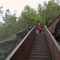 Andera auf der Stahltreppe am Svandalsfossen