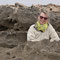 Andrea an den ausgewaschenen Felsen der Atlantikküste von Bhaibah