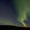 Wie eine große Rauchsäule zieht das Polarlicht über den arktischen Himmel