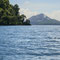 Hinter dem Rakata taucht unvermittelt der aktive Vulkan Krakatau auf