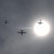 In Formation wird der Palast überflogen