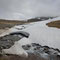 Wir machen eine Wanderung entlang der Schneereste