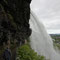 Das Wasser des Steinsdalsfossen schießt in weitem Bogen in die Tiefe