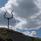 Skulptur am Aschehaufen Kvarntorpshögen vor dicken Wolken