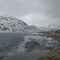Gefrorener Bergsee kurz vor der Passhöhe des Gaularfjellet