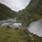 Blick vom Låtefossen zur Straße und dem Parkplatz
