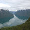 Der Aurlandsfjord mit spiegelglattem Wasser vom Stegastein aus gesehen