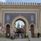 Das Bab Boujeloud ist der berühmteste Zugang zur Medina von Fes. Die Farbe Blau ist die Farbe von Fes