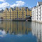 Viele der schönen Häuser von Ålesund liegen direkt am Wasser